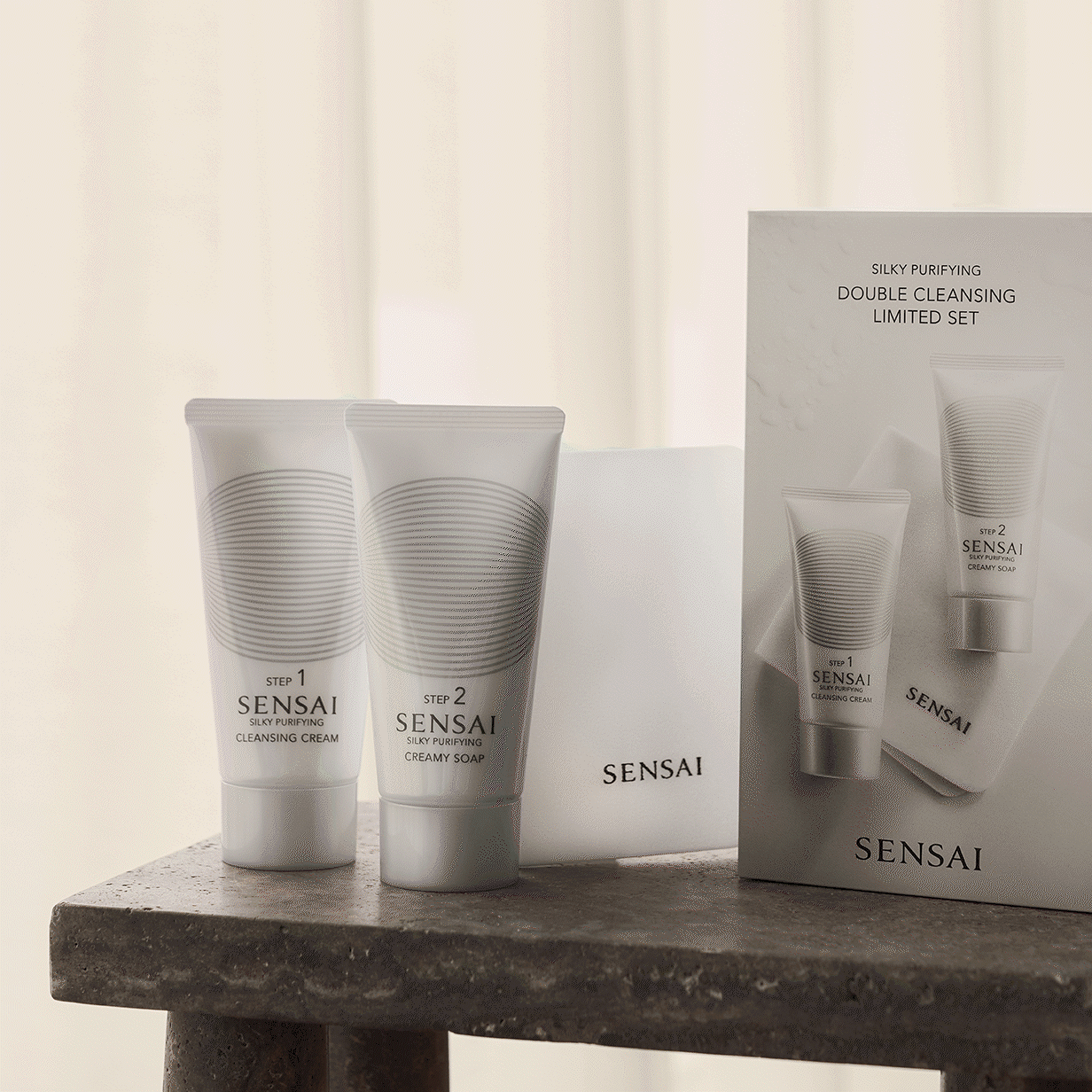 Prodotti Silky Purifying Double Cleansing Set mostrati affiancati su un tavolo